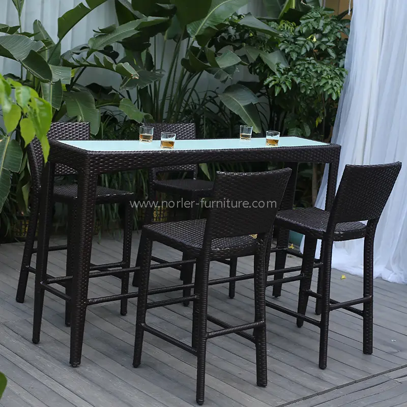 Set meja dan kursi bar rotan luar ruangan